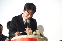 「僕が普段やってるCMの感じがするんですけど……」と言いながら金色の箸で蕎麦を持ち上げる星野源。