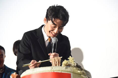 「僕が普段やってるCMの感じがするんですけど……」と言いながら金色の箸で蕎麦を持ち上げる星野源。