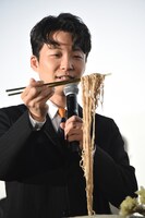 蕎麦を見つめる星野源。