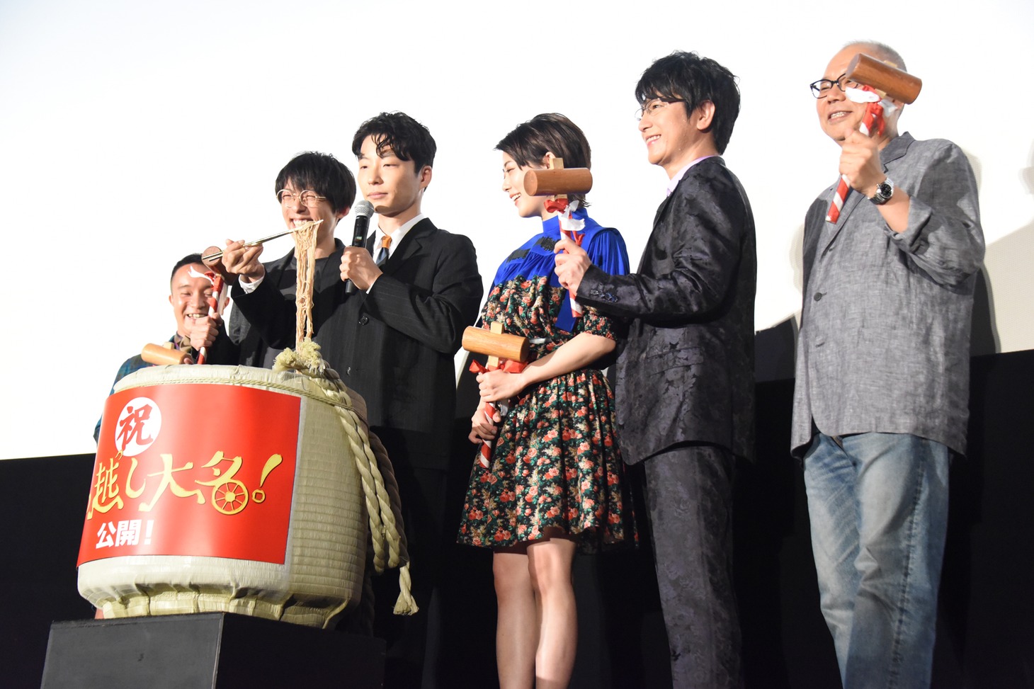 鏡割りを終えた登壇者たち。
