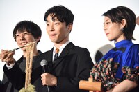左から高橋一生、蕎麦を持ち上げる星野源、高畑充希。
