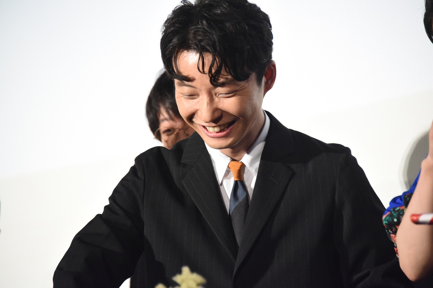 笑う星野源。