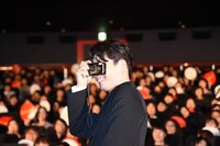 なぜか報道陣を撮影する星野源。