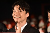 手を振る星野源。