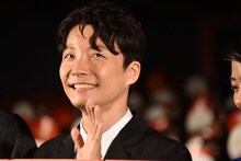 手を振る星野源。