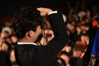 来場者を撮影する星野源。