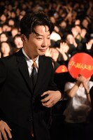 退場する星野源。