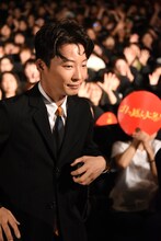 退場する星野源。