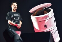 左からスベリー杉田、清水理子（虹のコンキスタドール）が中に入った「@JAM」のマスコットキャラクター“あっとじゃむ君”。