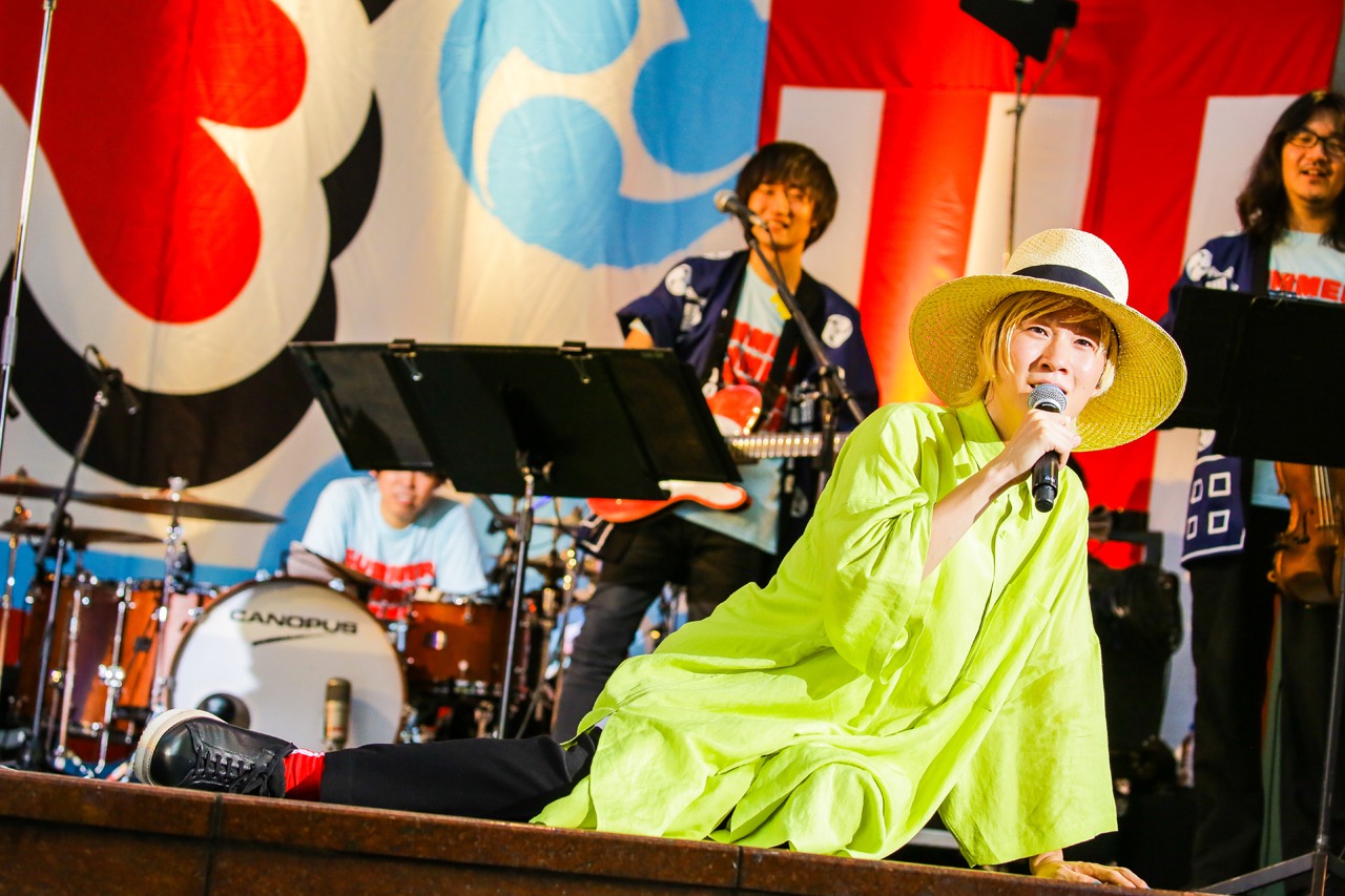 ステージ上で崩れ落ちる山田義孝（Vo）。
