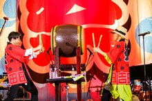 太鼓を叩く吉田山田。