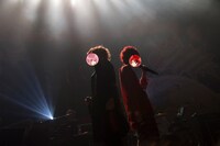 莉犬ワンマンツアー「すたーとらいふっ！」大阪公演の様子。左からさとみ、莉犬。（写真提供：すとぷり）