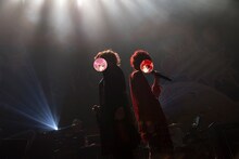 莉犬ワンマンツアー「すたーとらいふっ！」大阪公演の様子。左からさとみ、莉犬。（写真提供：すとぷり）