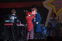 莉犬ワンマンツアー「すたーとらいふっ！」大阪公演の様子。左から莉犬、さとみ。（写真提供：すとぷり）