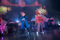 莉犬ワンマンツアー「すたーとらいふっ！」大阪公演の様子。左からさとみ、莉犬。（写真提供：すとぷり）