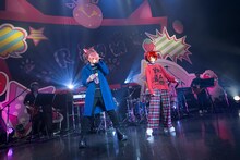 莉犬ワンマンツアー「すたーとらいふっ！」大阪公演の様子。左からさとみ、莉犬。（写真提供：すとぷり）