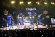 「New day! New wave!」をパフォーマンスするEBiDANメンバー。