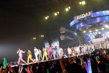 タカシ（左端 / 超特急）を筆頭に「New day! New wave!」を歌いながら行進するEBiDANメンバー。