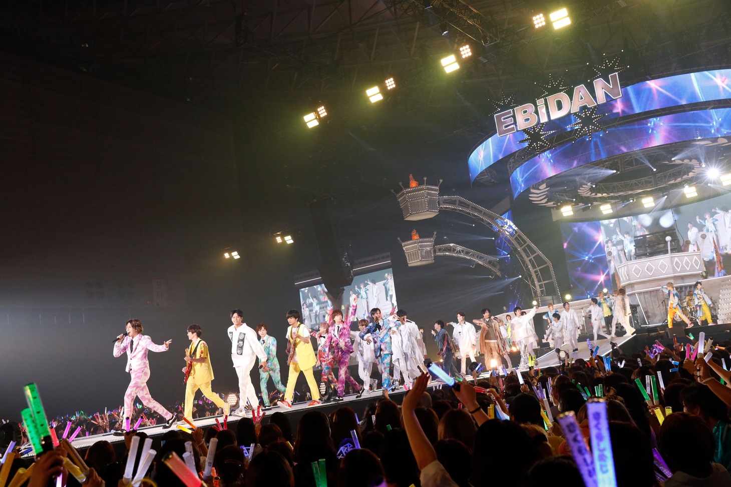 タカシ（左端 / 超特急）を筆頭に「New day! New wave!」を歌いながら行進するEBiDANメンバー。