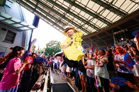 観客の目の前で歌う山田義孝（Vo）。