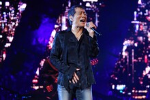 フジテレビ「MUSIC FAIR」で「ヨコハマ Uo・Uo・Uo」を歌唱する矢沢永吉。(Ｃ)フジテレビ