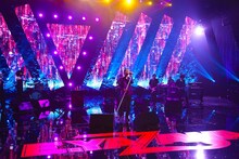 フジテレビ「MUSIC FAIR」より矢沢永吉「ニューグランドホテル」の様子。(Ｃ)フジテレビ