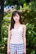 ハコイリ▽ムスメの1s写真集「ニライカナイ」より、依田彩花のカット。