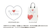 「愛（かな）さ▽NAMIEいちまでぃん。」オリジナルステッカーとペーパーバッグのデザイン。