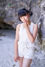 ハコイリ▽ムスメの1s写真集「ニライカナイ」より、塩野虹のカット。