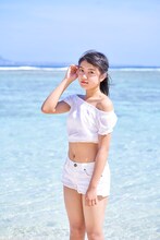 ハコイリ▽ムスメの1s写真集「ニライカナイ」より、寺島和花のカット。