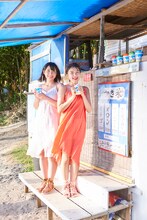 ハコイリ▽ムスメの1s写真集「ニライカナイ」より、戸羽望実と寺島和花のカット。