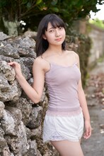 ハコイリ▽ムスメの1s写真集「ニライカナイ」より、戸羽望実のカット。