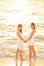 ハコイリ▽ムスメの1s写真集「ニライカナイ」より、井上姫月、吉田万葉のカット。