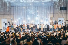 蓮沼執太フィル「日比谷、時が奏でる」最後の挨拶の様子。（撮影：後藤武浩）