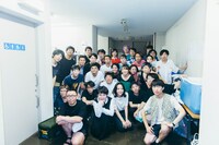 蓮沼執太フィル「日比谷、時が奏でる」出演者たち。（撮影：後藤武浩）