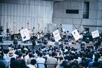 平山昌尚の人力VJによる「Meeting Place」。（撮影：後藤武浩）