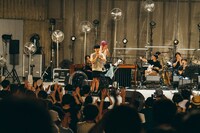 蓮沼執太フィル「日比谷、時が奏でる」の様子。（撮影：後藤武浩）