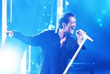 フジテレビ「MUSIC FAIR」で「長い黒髪」を披露する矢沢永吉。(Ｃ)フジテレビ