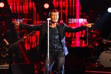 フジテレビ「MUSIC FAIR」で「サイコーなRock You!」を披露する矢沢永吉。(Ｃ)フジテレビ