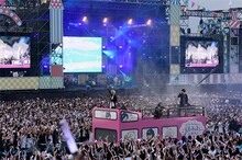 フロートで客席を移動しながら水を噴射するAfter the Rain。（撮影：小松陽祐［ODD JOB］、堀卓朗［ELENORE］、釘野孝宏）