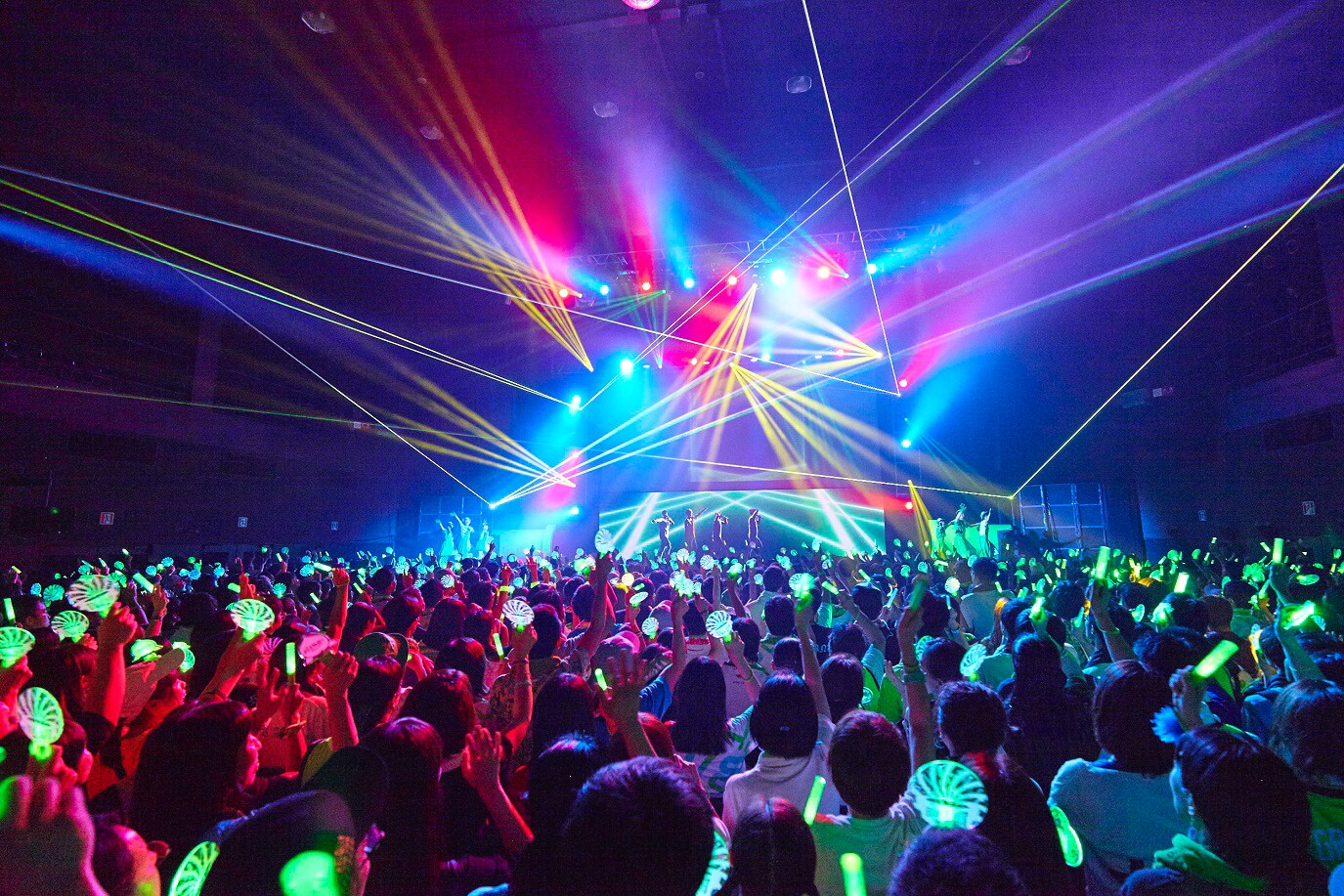 GReeeeNとファンがZepp Tokyoで配水管修理に奮闘、大玉転がしも