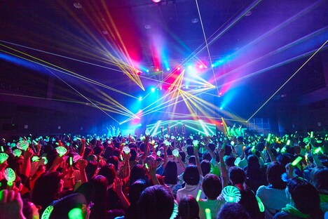 「GReeeeNと不思議の管 ～配水の人～」の様子。