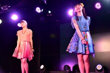 ゆうゆ with おニャン子クラブ「天使のボディーガード」を披露する井上姫月（左）と吉田万葉（右）。