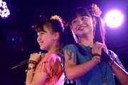 ゆうゆ with おニャン子クラブ「天使のボディーガード」を披露する井上姫月（左）と吉田万葉（右）。