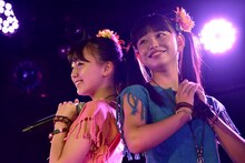 ゆうゆ with おニャン子クラブ「天使のボディーガード」を披露する井上姫月（左）と吉田万葉（右）。
