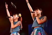 チェキッ娘「あたしの靴あなたの靴」を披露する吉田万葉（左）と我妻桃実（右）。