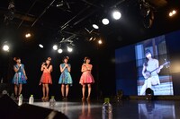 写真集のお気に入りカットを紹介する我妻桃実。