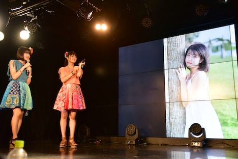 写真集のお気に入りカットを紹介する寺島和花。