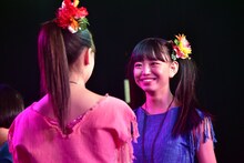 吉田万葉（右）