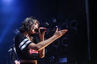 小林智絵。8月20日に東京・TSUTAYA O-WESTで開催された「Pimm's Presents, Human Xrossing Summer special」の様子。